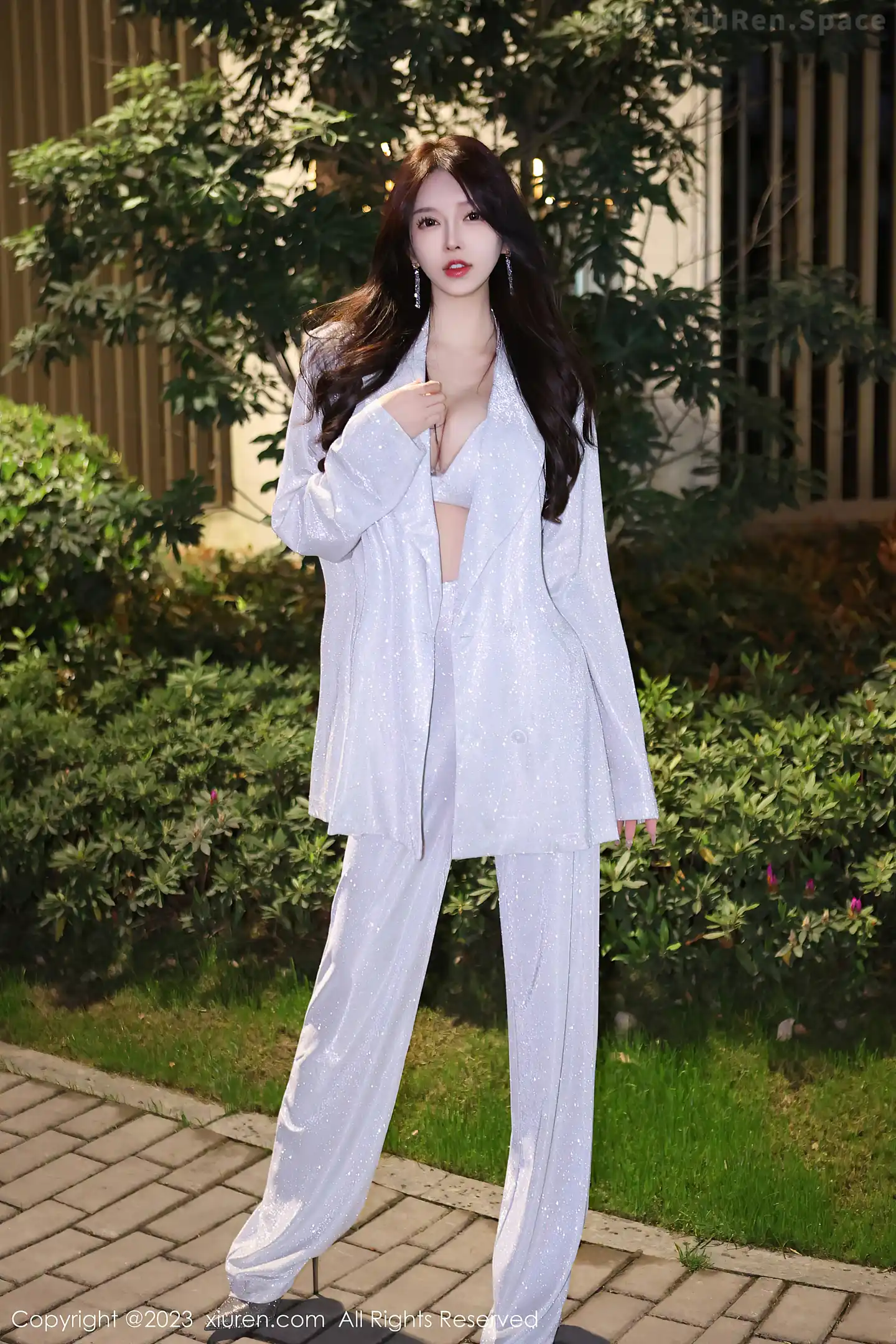 图片[2]-[XiuRen秀人网]2023.04.20 VOL.6605 玉兔miki 银色西服与内衣加灰丝美腿性感私房写真集-秀人网官方网站